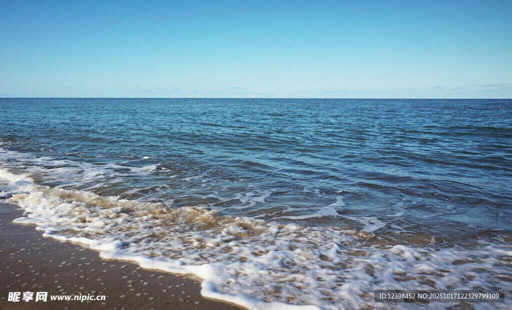 海边浪花轻拍沙滩