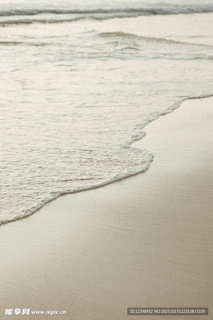 沙滩上的海浪轻拍画面