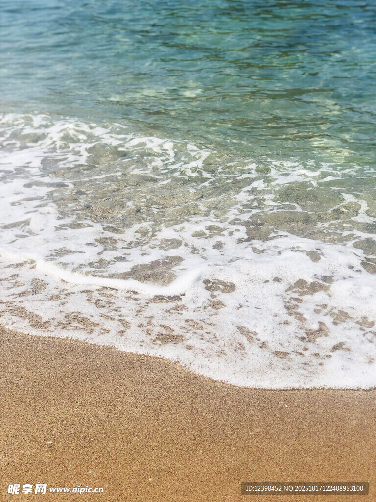 海边沙滩上的白色浪花
