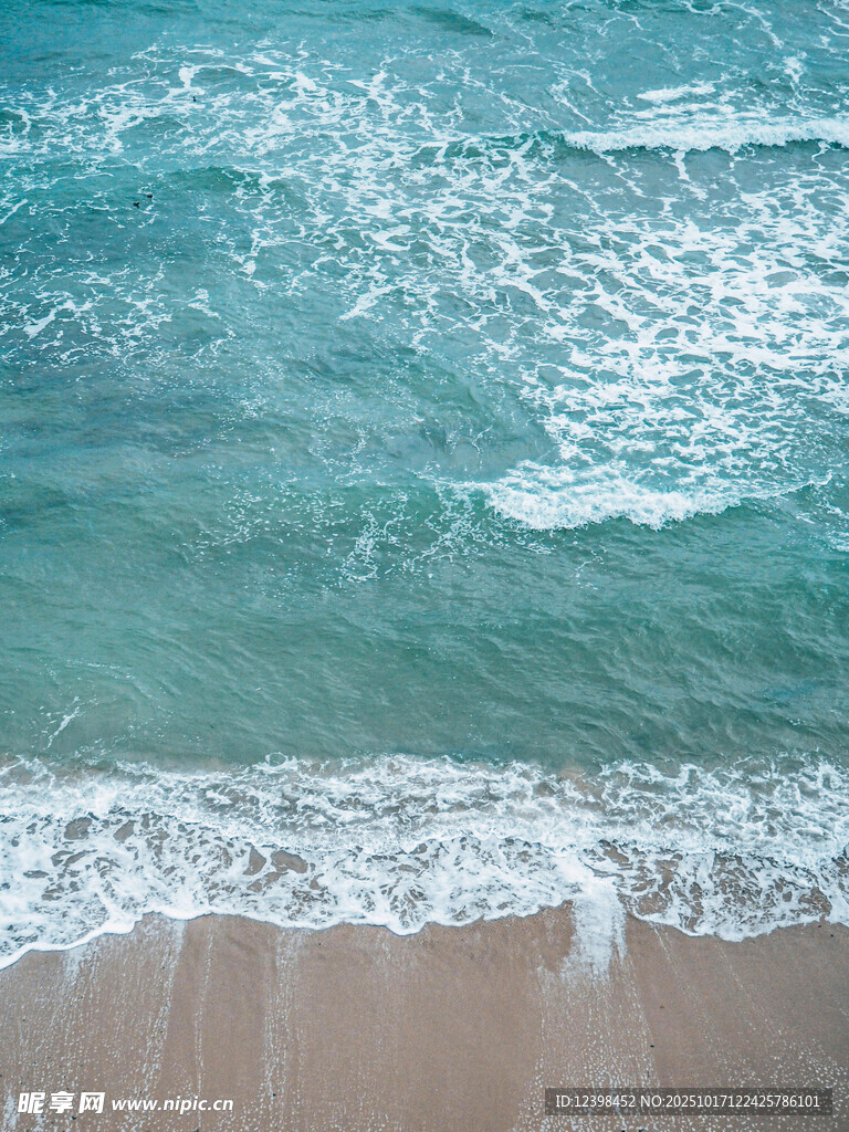 海边沙滩上的蓝色海浪