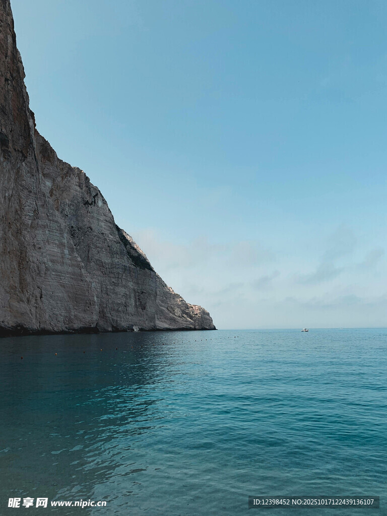悬崖边的碧蓝海景