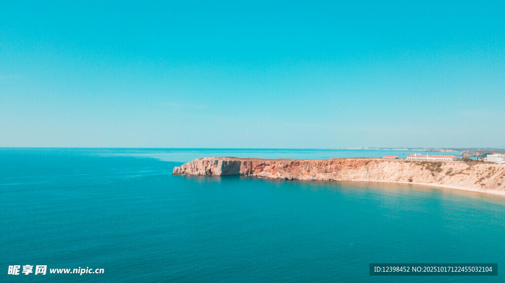 碧海蓝天旁的美丽海岸
