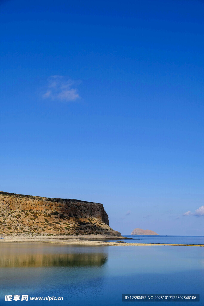 海边悬崖下的平静水域
