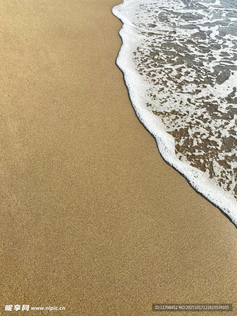 海浪轻吻沙滩
