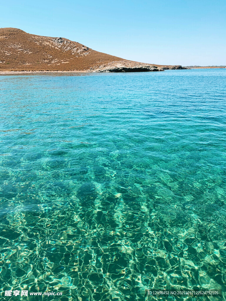 清澈碧蓝的海边美景