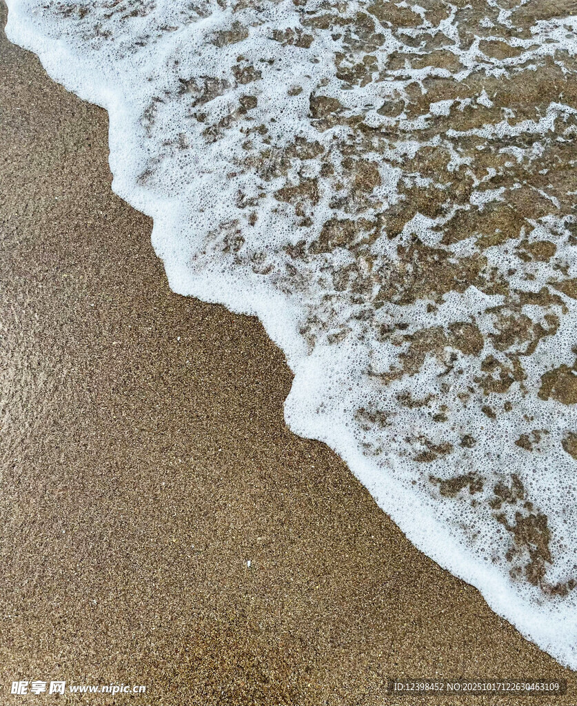 海浪轻吻沙滩的美丽瞬间