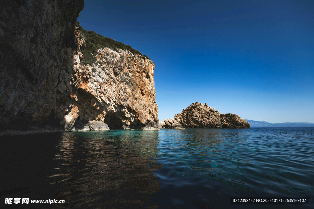 海岸峭壁下的碧蓝海水