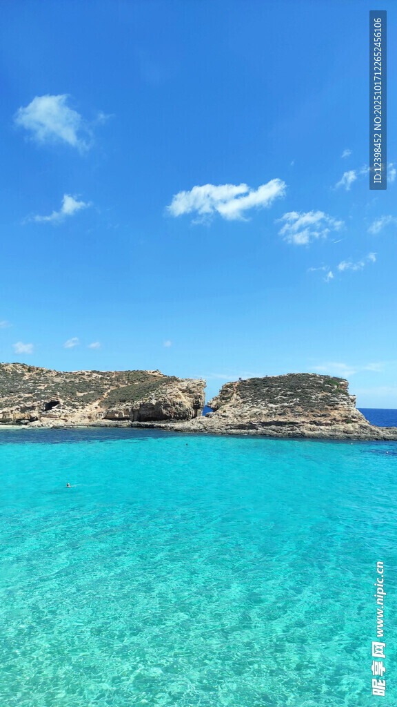 清澈蓝海边的美丽景致