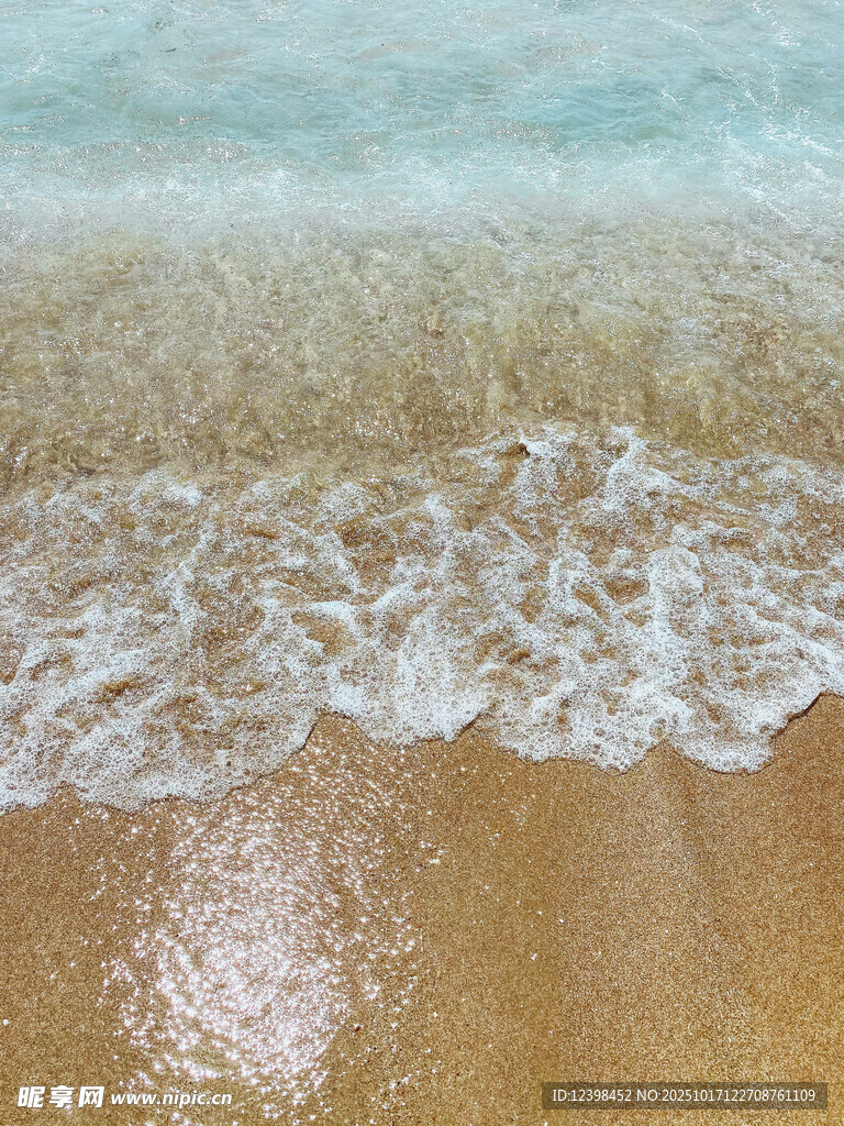 海浪轻拍沙滩的美丽瞬间