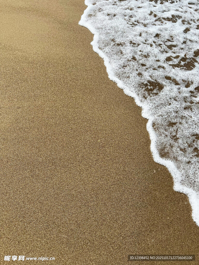 海浪轻吻沙滩的美丽瞬间