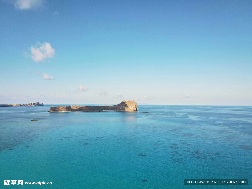 碧海蓝天中的海中礁石