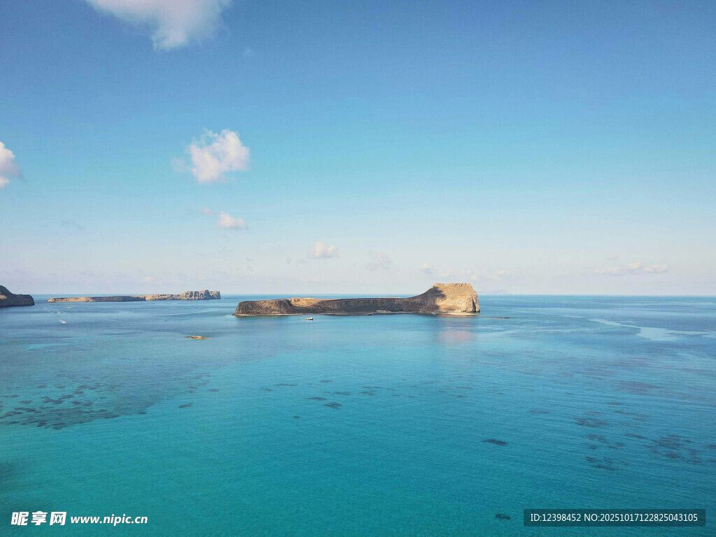 碧海蓝天中的海中岛屿