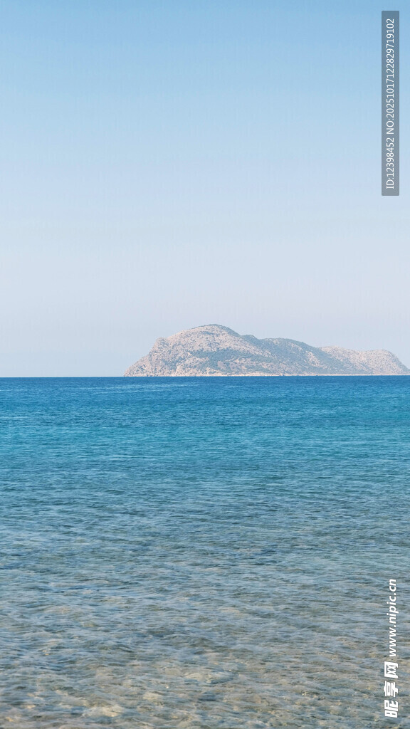 碧海蓝天中的远方岛屿