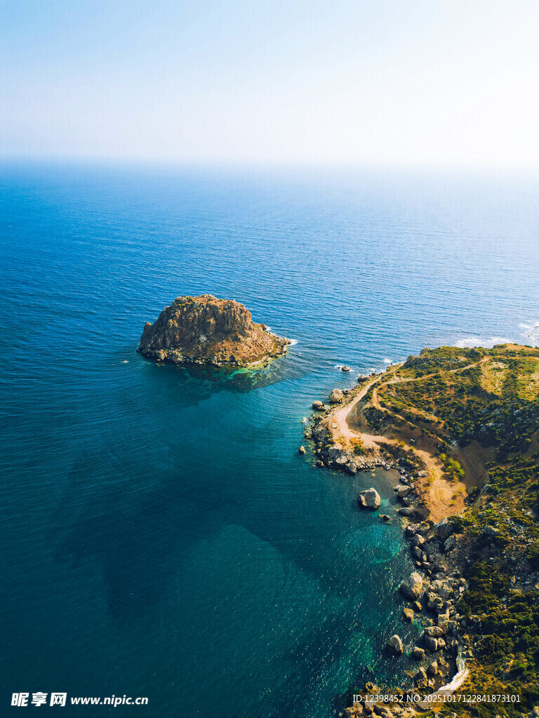 海上孤岩与岸边景致