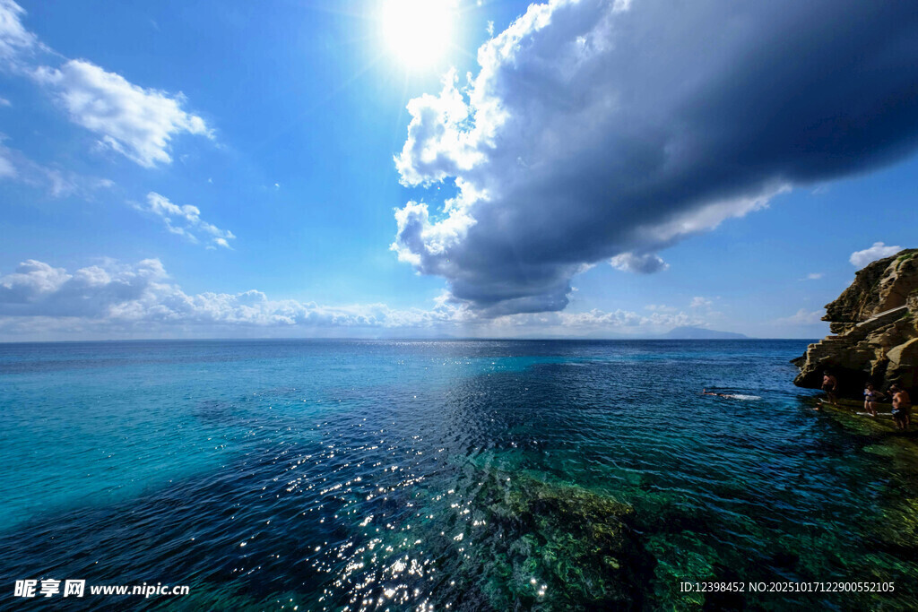 碧海蓝天阳光照耀的海域