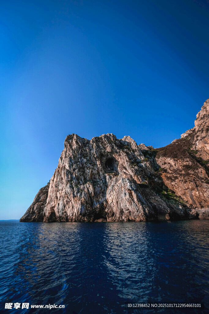 海上孤岩美景