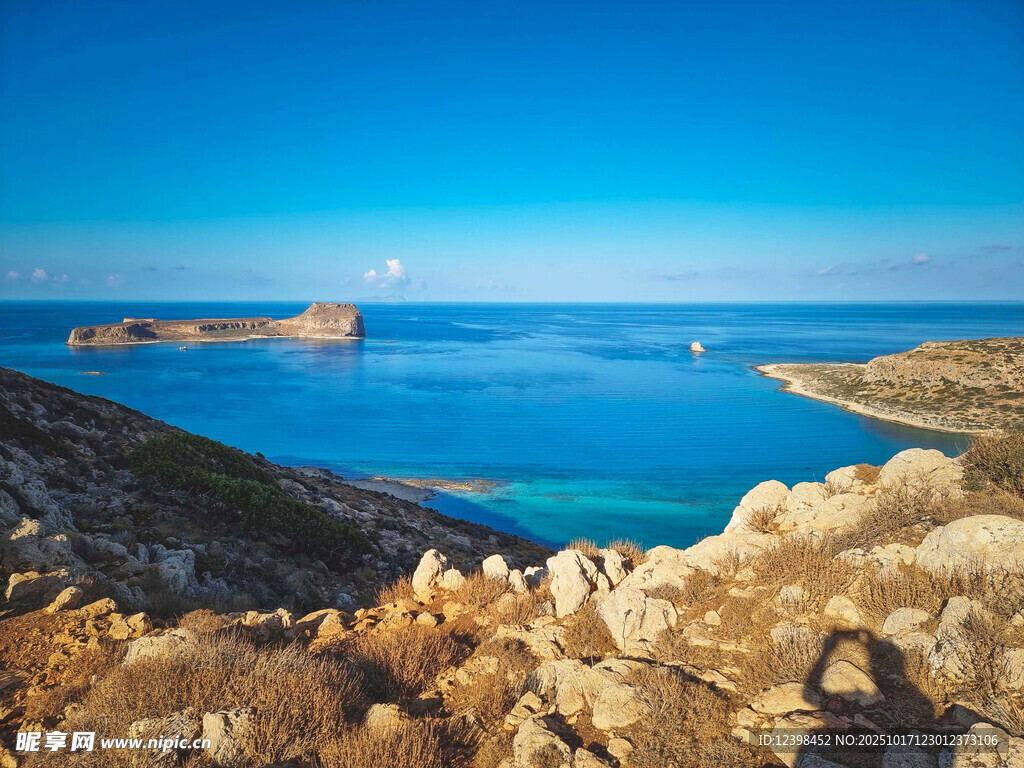 海边岩石处的壮丽蓝色海景