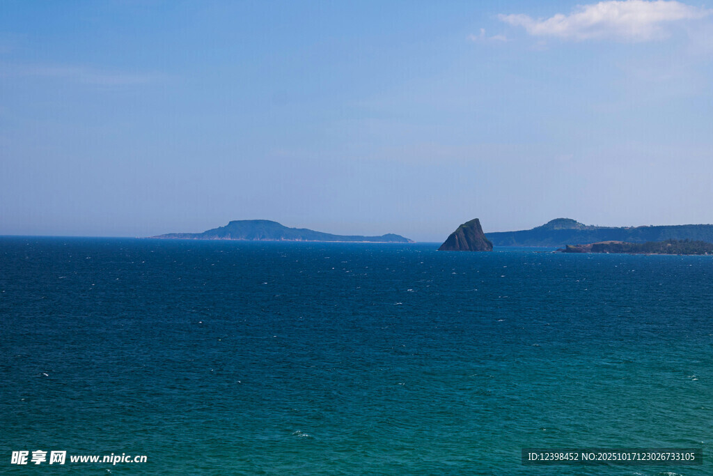 碧海蓝天中的远方岛屿