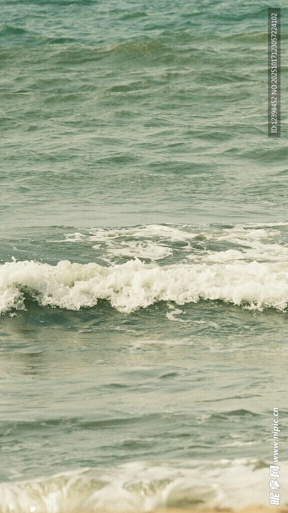 海边轻柔海浪景观
