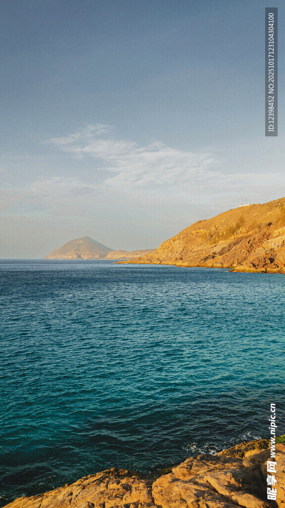 碧海蓝天旁的嶙峋海岸