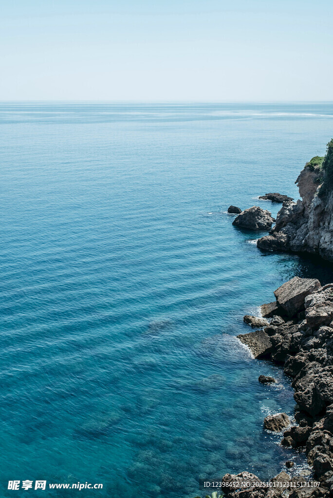 海边嶙峋礁石与碧蓝海水
