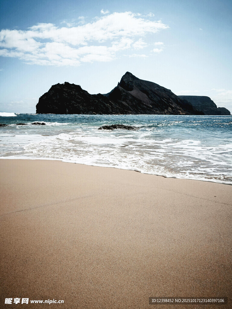 宁静海滩与远方孤岩