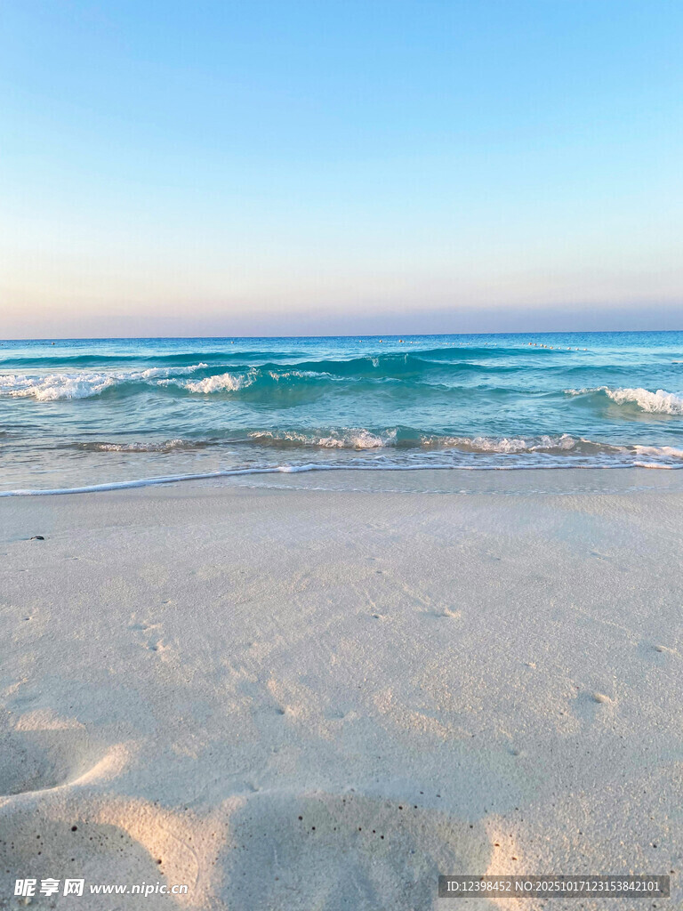 美丽沙滩与海浪景观