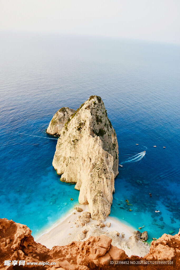 蓝海上的独特岩石景观