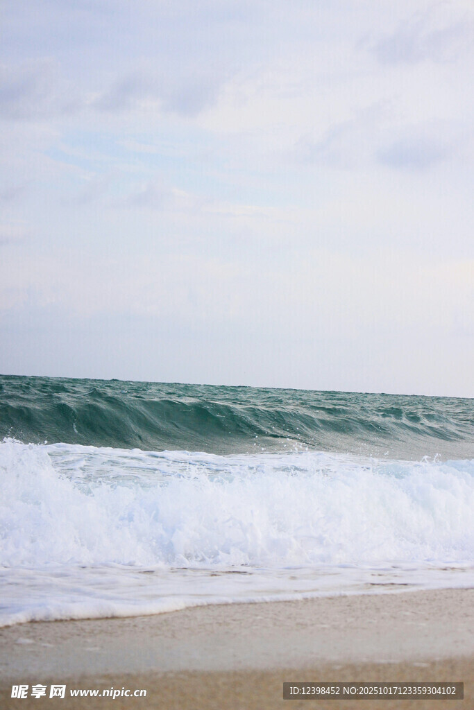 海浪拍打沙滩的美丽景象