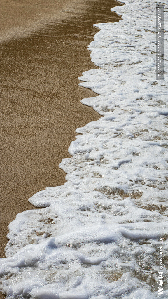 海浪轻拍沙滩瞬间