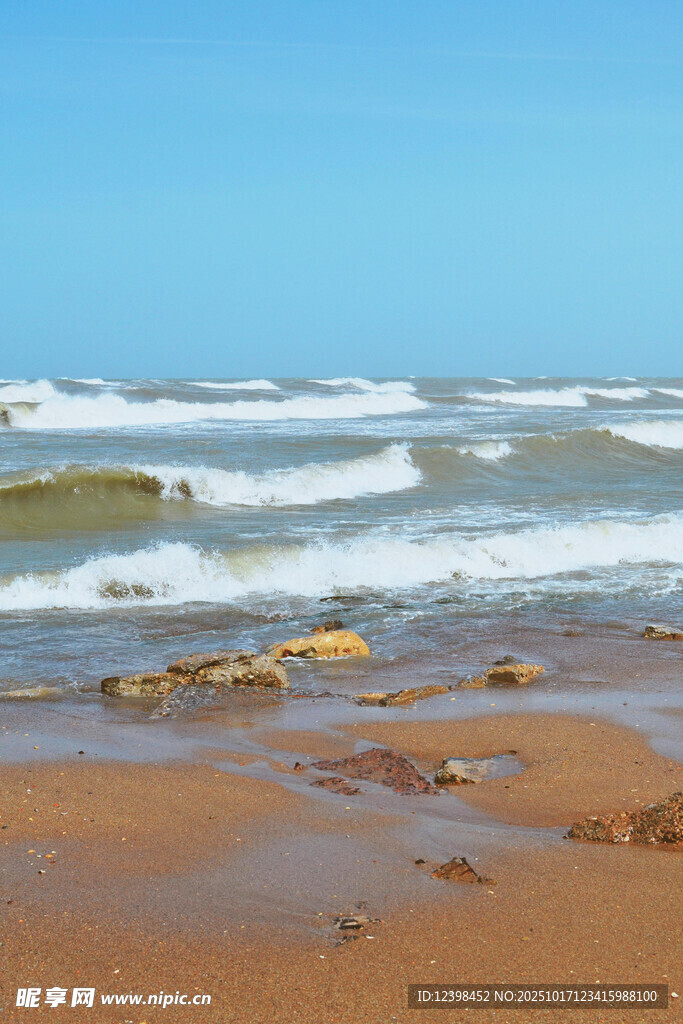 金色沙滩上的翻涌海浪