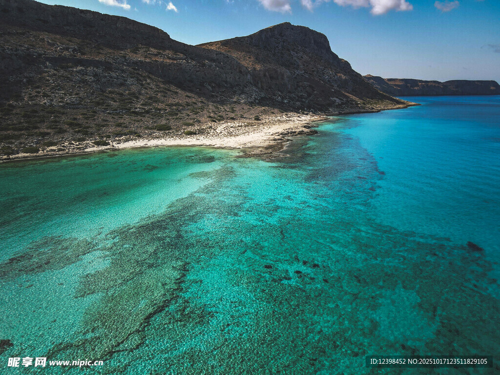 美丽海岛的澄澈蓝色海域