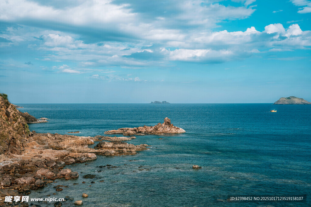 海边岩石与辽阔蔚蓝大海