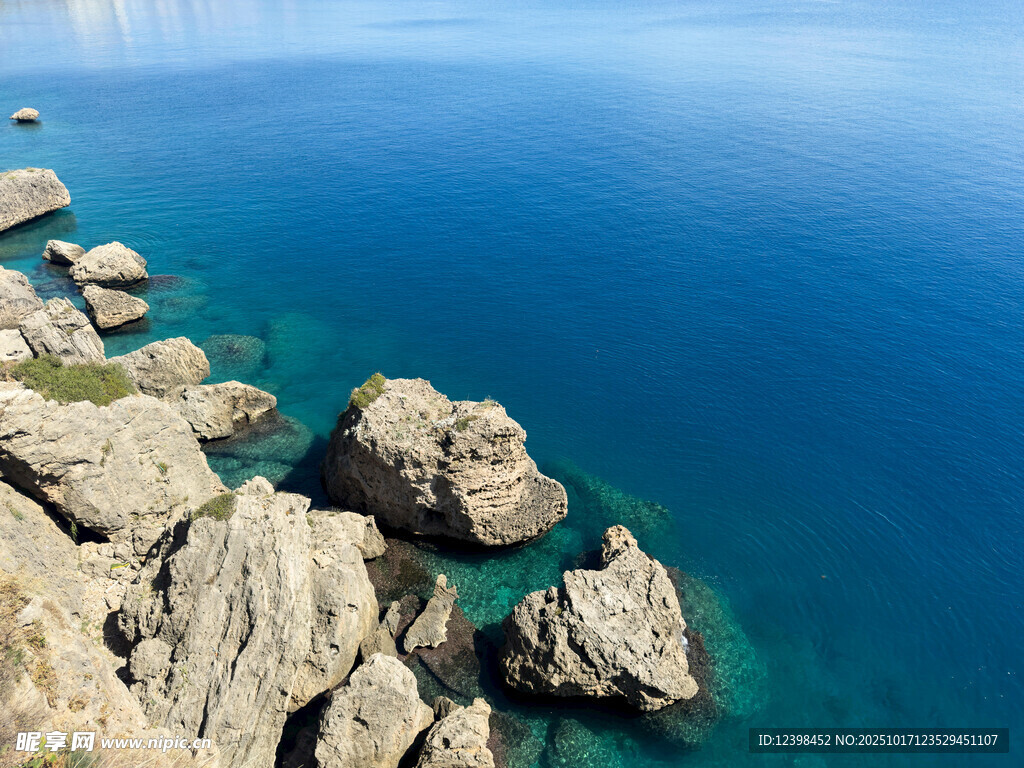 海边嶙峋礁石与湛蓝海水