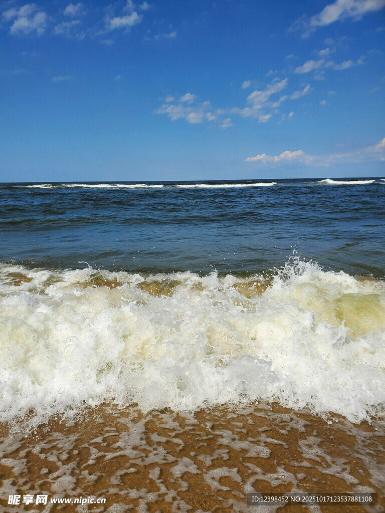 海浪拍岸的美丽海滨风光