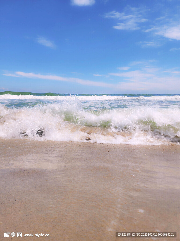 海边沙滩上的翻涌浪花