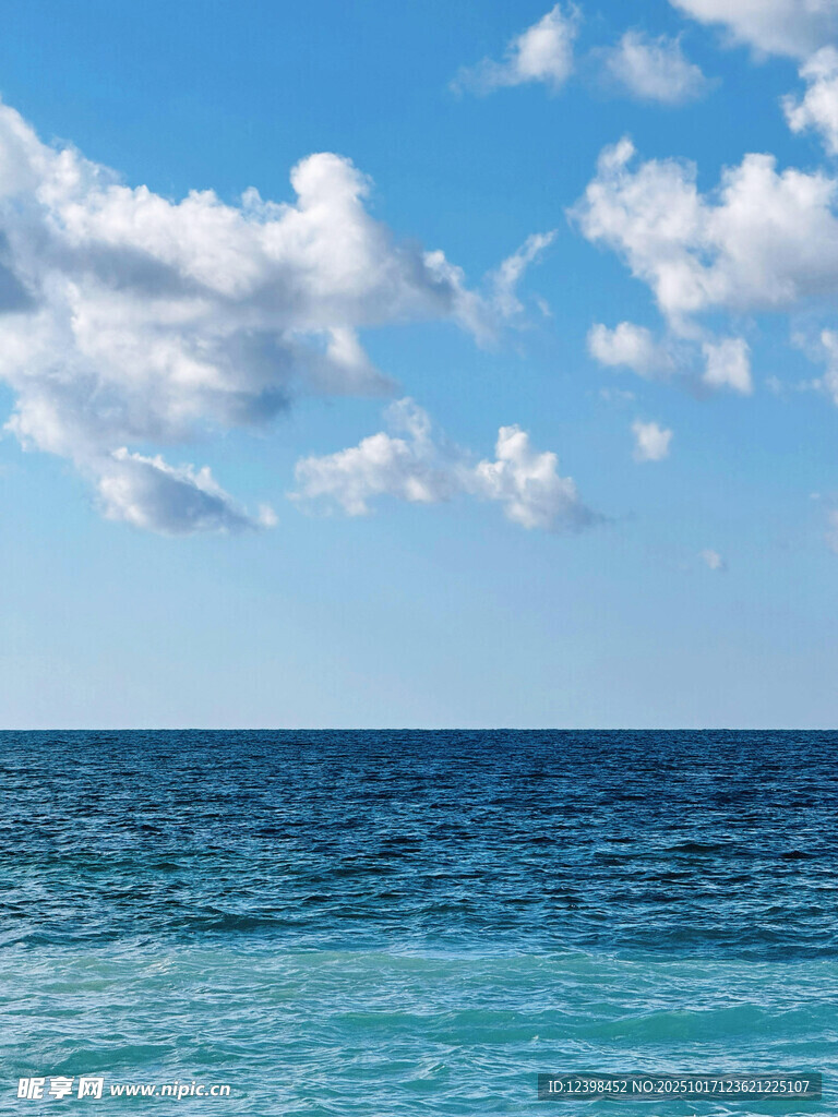 蔚蓝大海与天空中的云朵