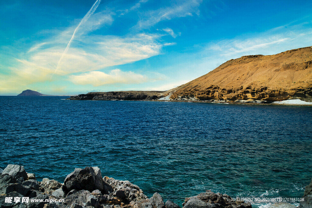 海边岩石与蓝天碧海美景