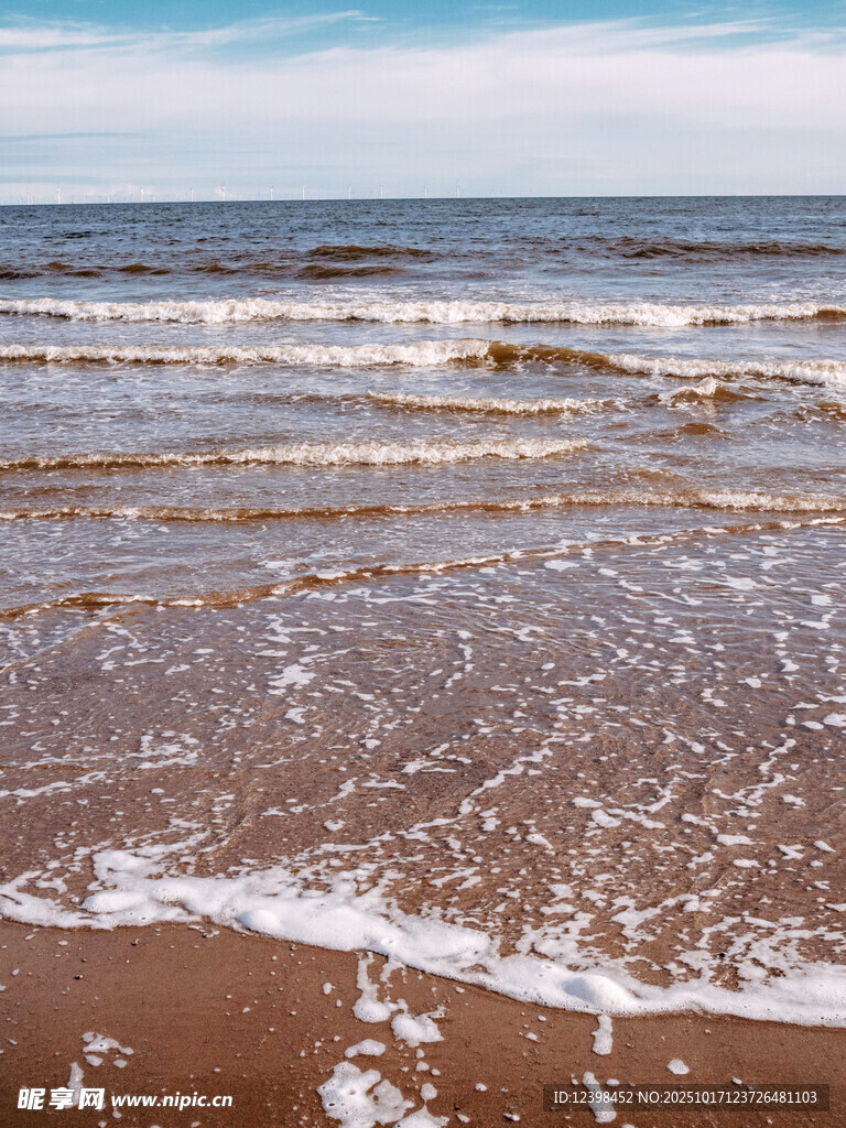 海边波浪拍打沙滩景象