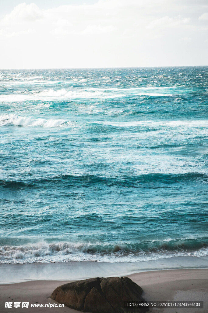 海边沙滩上的蓝色海浪