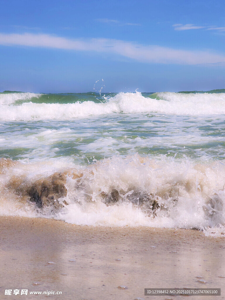 海浪拍打沙滩的美丽瞬间