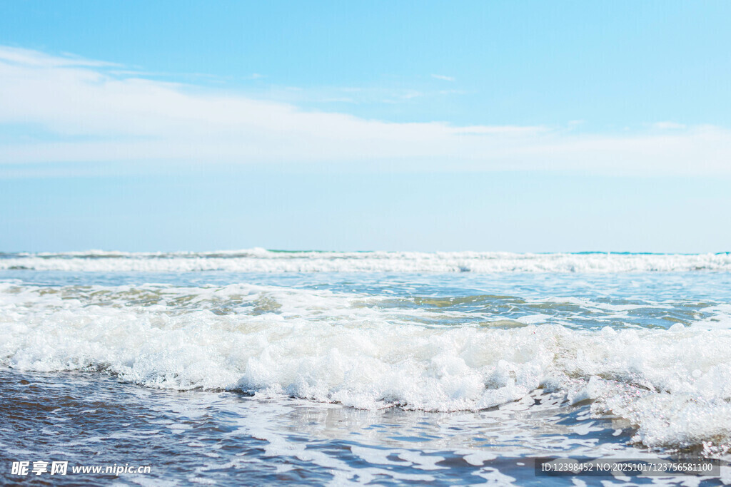 海浪翻涌的蔚蓝海岸