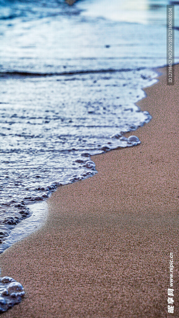 海边沙滩上的白色浪花