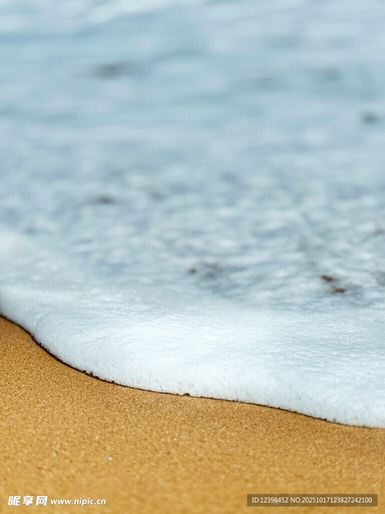 海浪轻吻沙滩
