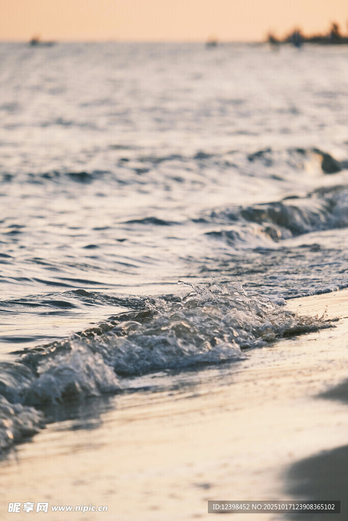 海边夕阳下的海浪