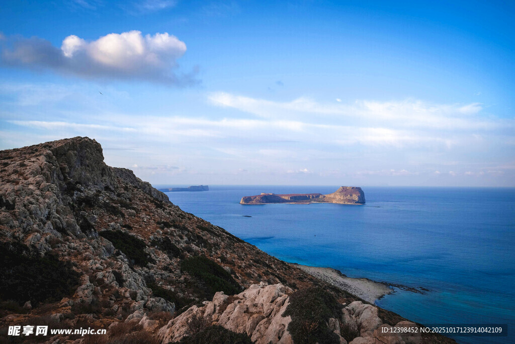 海边峻岭与远方船只美景