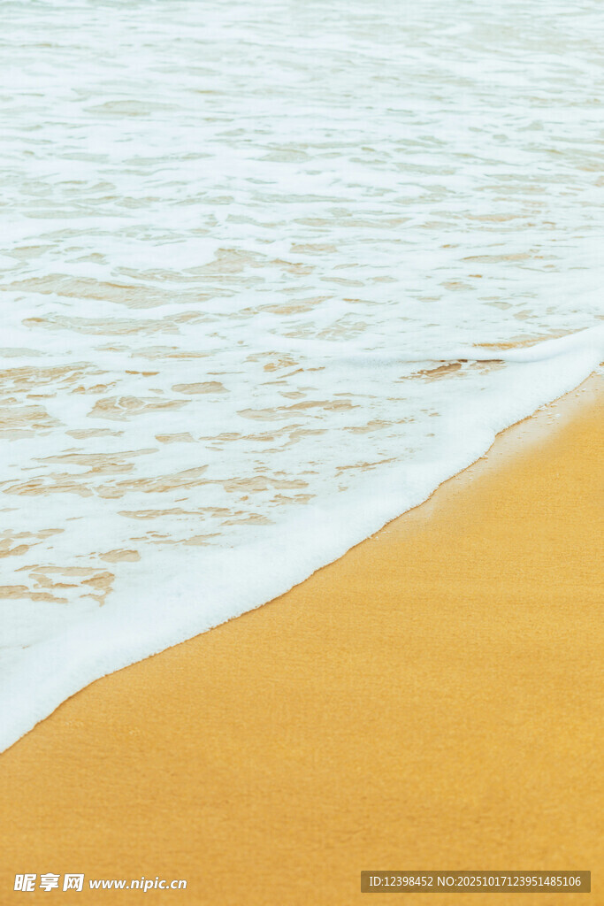金色沙滩与轻柔海浪