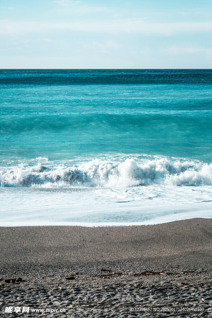 蓝浪拍岸的美丽海滨风光
