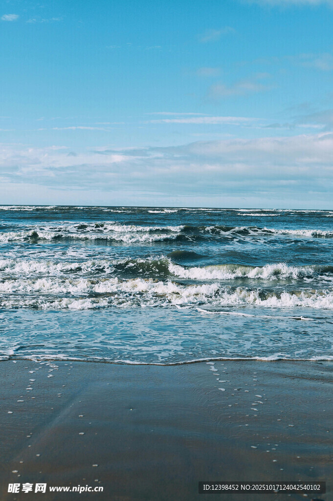 海边浪花翻涌的美丽景致