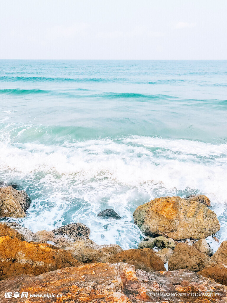 海边礁石与翻涌海浪